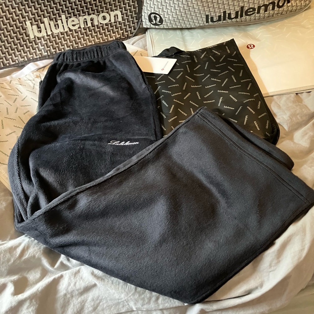 NWT Lululemon Velour Mid-Rise Pant, S, BLACK